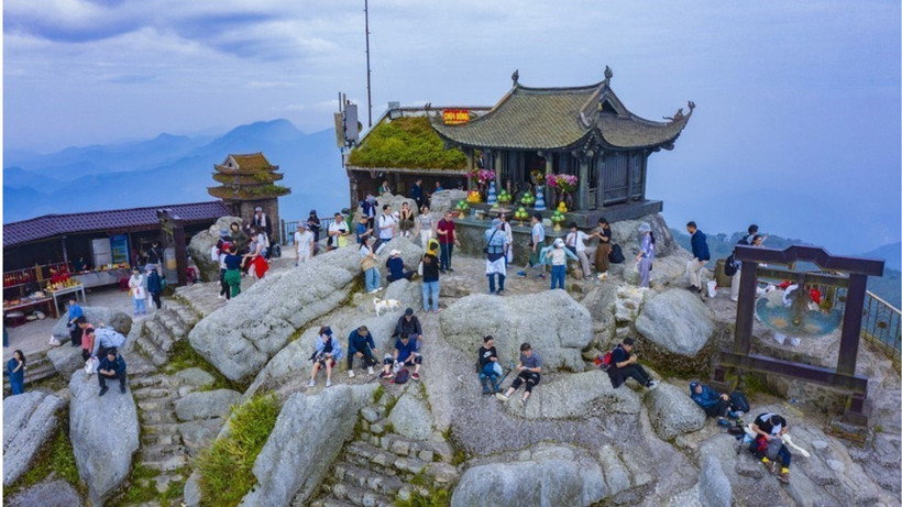 Khách du lịch tại chùa Đồng - ngôi chùa nằm trên đỉnh cao nhất của núi Yên Tử. (Ảnh: TTXVN)