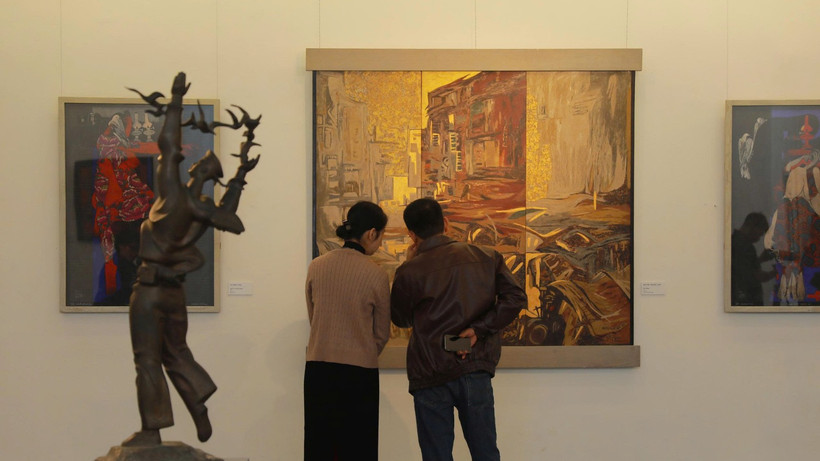 Khoảng 30 tác phẩm trong số gần 1.000 tác phẩm bàn giao được giới thiệu đến công chúng tại Lễ tiếp nhận. (Ảnh: VNFAM)