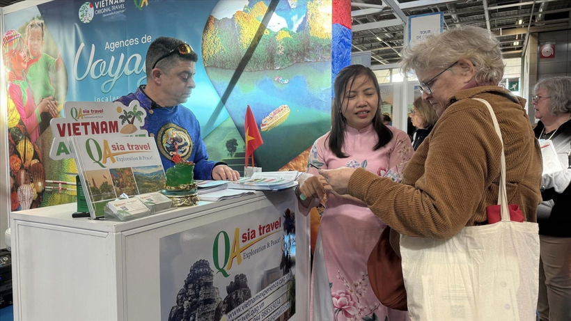Du khách Pháp tìm hiểu các sản phẩm du lịch Việt Nam tại Hội chợ Du lịch toàn cầu năm 2026 diễn ra ở Thủ đô Paris. (Ảnh: TTXVN)