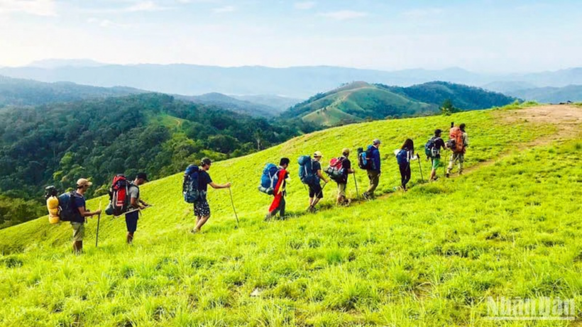Du khách trải nghiệm cung trekking Tà Năng-Phan Dũng. (Ảnh: MAI VĂN BẢO)