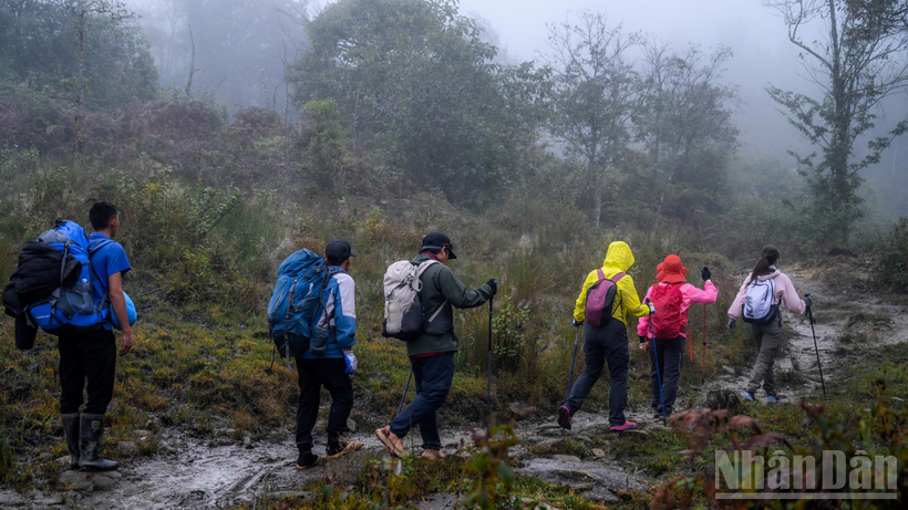Du khách chinh phục cung đường đến đỉnh Lảo Thẩn, Lào Cai. (Ảnh: HÀ TÔ)