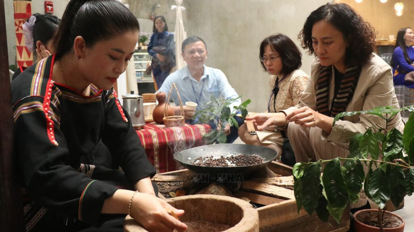 Du khách sẽ có cơ hội thưởng thức ẩm thực, trải nghiệm không gian cà-phê và văn hóa dịp cuối tuần. (Ảnh: TTXVN)
