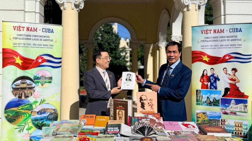 Đoàn Việt Nam giới thiệu với bạn tác phẩm “Thư gửi nước Mỹ” của Chủ tịch Hồ Chí Minh.