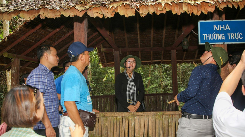 Khách du lịch tham quan Di tích lịch sử quốc gia đặc biệt Căn cứ Trung ương Cục miền nam. (Ảnh: TTXVN)