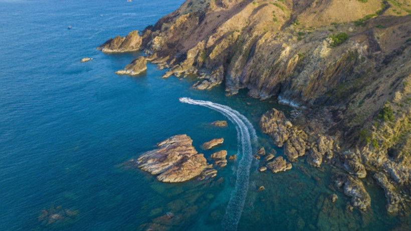 Làn nước trong vắt ở Eo Gió, Quy Nhơn. (Ảnh: TTXVN)