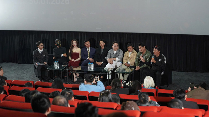 Đoàn làm phim chia sẻ về quá trình ghi hình trong buổi giới thiệu tác phẩm diễn ra vào ngày 10/1 tại Hà Nội vừa qua. (Ảnh: BTC)