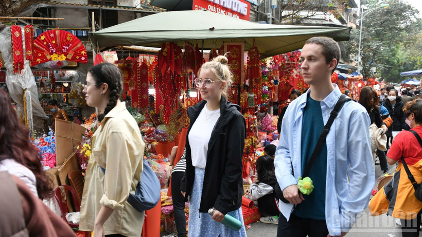 Khách quốc tế tham quan Thủ đô Hà Nội vào dịp Tết. (Ảnh: THÀNH ĐẠT)