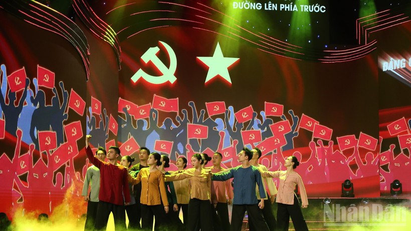 Chương trình “Đường lên phía trước” quy tụ sự tham gia biểu diễn của nhiều nghệ sĩ được công chúng yêu mến. (Ảnh: TRẦN HUẤN)