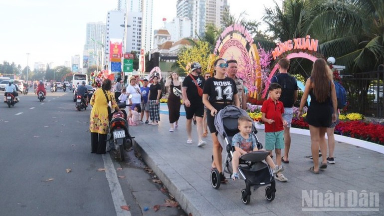 Khách quốc tế đến Việt Nam ngày càng đông trong dịp Tết Nguyên đán 2026. (Ảnh: NGUYỄN TRUNG)