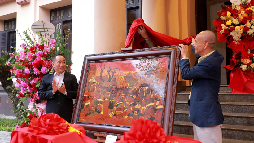 Gia đình cố họa sĩ Hoàng Sùng đã trao tặng tác phẩm sơn mài "Chợ Phùng" cho Bảo tàng Mỹ thuật Việt Nam. (Ảnh: VNFAM)