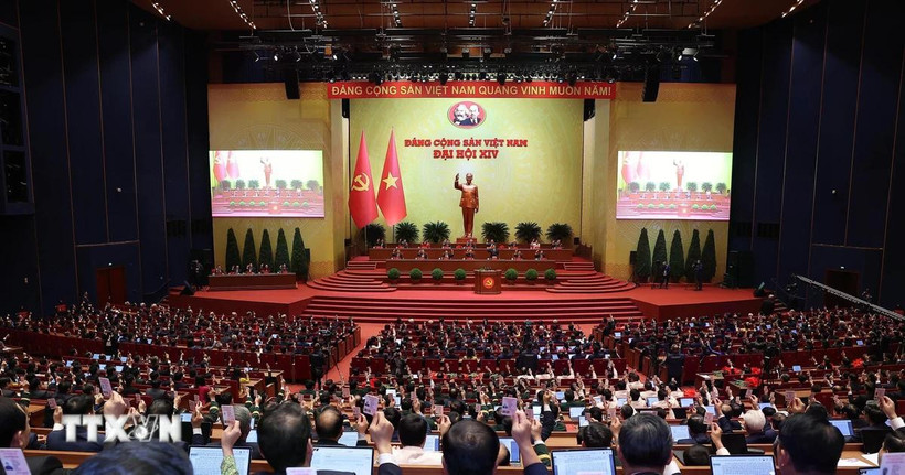 Các đại biểu biểu quyết thông qua Nghị quyết Đại hội XIV của Đảng. (Ảnh: TTXVN)