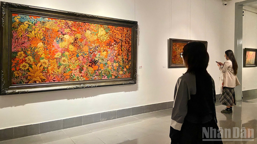 Công chúng thưởng thức các tác phẩm tại triển lãm "Mộng nhiệt đới".