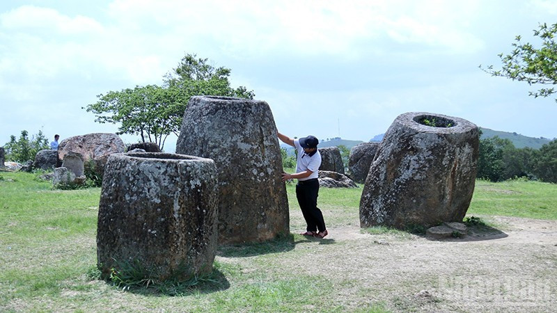 Khách du lịch khám phá Cánh đồng Chum tại tỉnh Xiengkhouang của Lào - địa danh được UNESCO công nhận là Di sản văn hóa thế giới. (Ảnh: TRỊNH DŨNG)