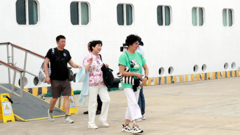 Khách du lịch Trung Quốc cập bến Cảng tàu khách quốc tế Hạ Long (Quảng Ninh), sẵn sàng khám phá vẻ đẹp của Vịnh Hạ Long. (Ảnh: TTXVN)