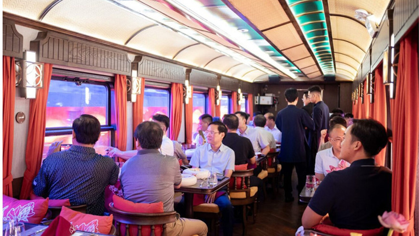 Du khách trải nghiệm tàu hỏa hạng sang SJourney. (Ảnh: TITC)
