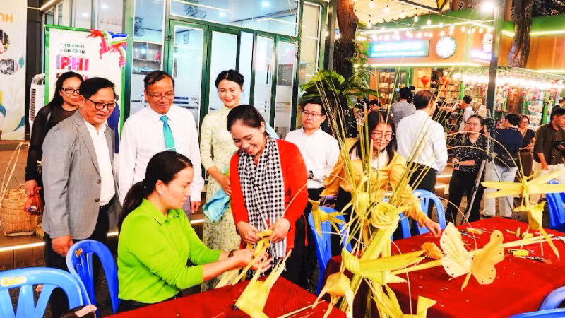 Nhiều trò chơi dân gian được tổ chức trong Ngày hội sách và văn hóa đêm. (Ảnh MẠNH HẢO)