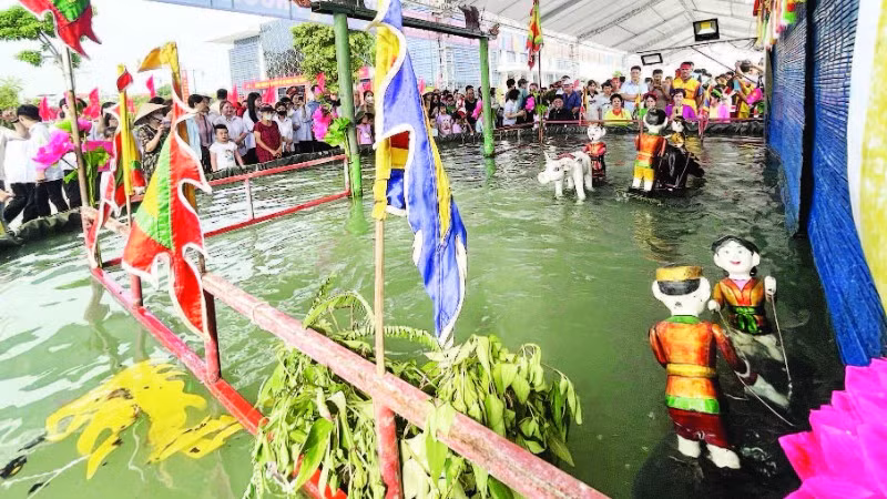 Phường rối nước Thanh Hải biểu diễn tại Trung tâm Văn hóa Xứ Đông.