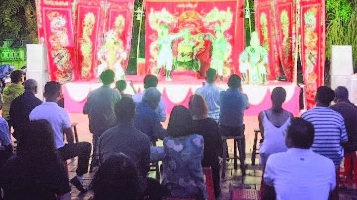 Nghệ nhân Ưu tú Vũ Linh Tâm cùng gia đình trình diễn hát bội trong một chương trình phục vụ khách du lịch.