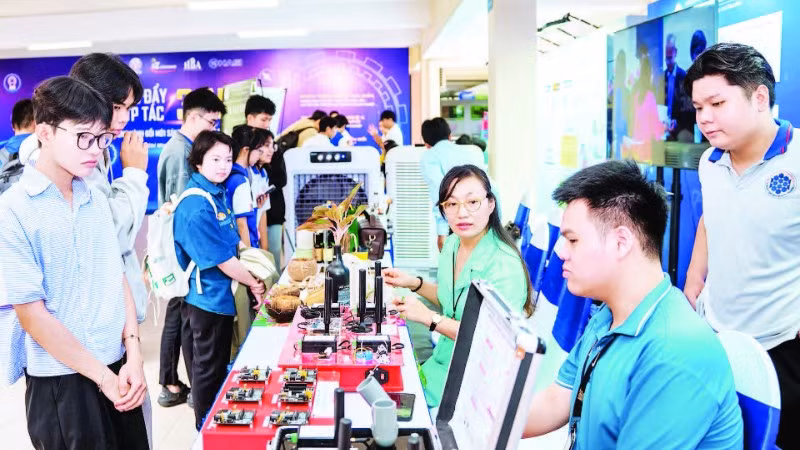 Sinh viên tham quan triển lãm trưng bày sản phẩm tại hội nghị “Thúc đẩy hợp tác ba nhà trong lĩnh vực công nghiệp”. (Ảnh CTV)