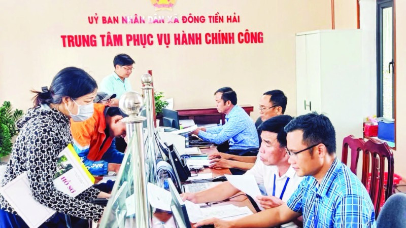 Cán bộ, công chức Trung tâm phục vụ hành chính công xã Đông Tiền Hải luôn nâng cao tinh thần trách nhiệm trong phục vụ nhân dân.