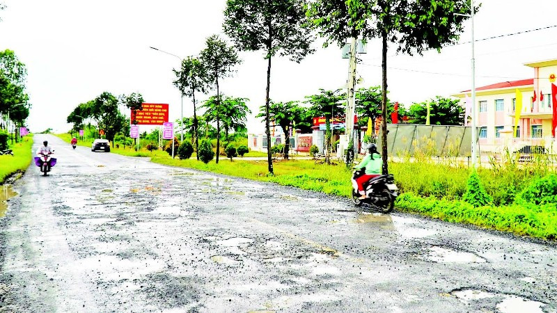 1. Chi chít lồi lõm, dày đặc trên tuyến đường Xuyên Á, đoạn trước Ủy ban nhân dân xã Đông Hòa.