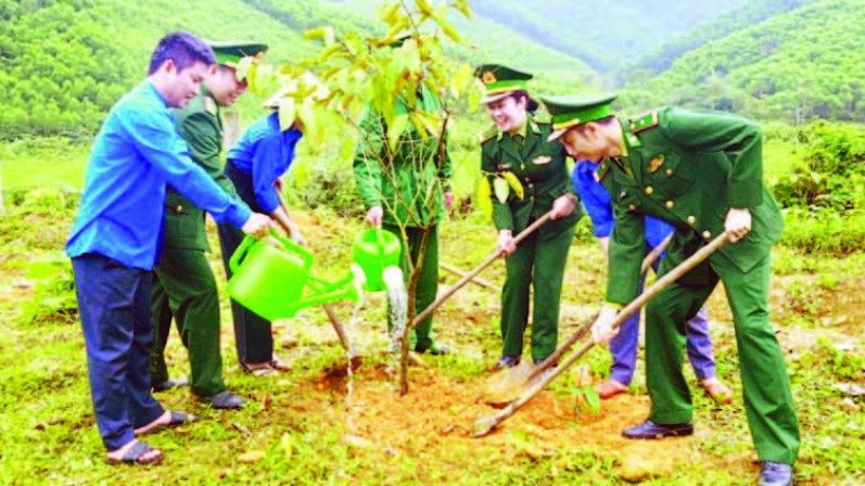 Tuổi trẻ Bộ đội Biên phòng tỉnh Nghệ An và đoàn viên thanh niên địa phương hăng hái trồng cây Xuân Bính Ngọ 2026. (Ảnh HIẾU THẠCH)