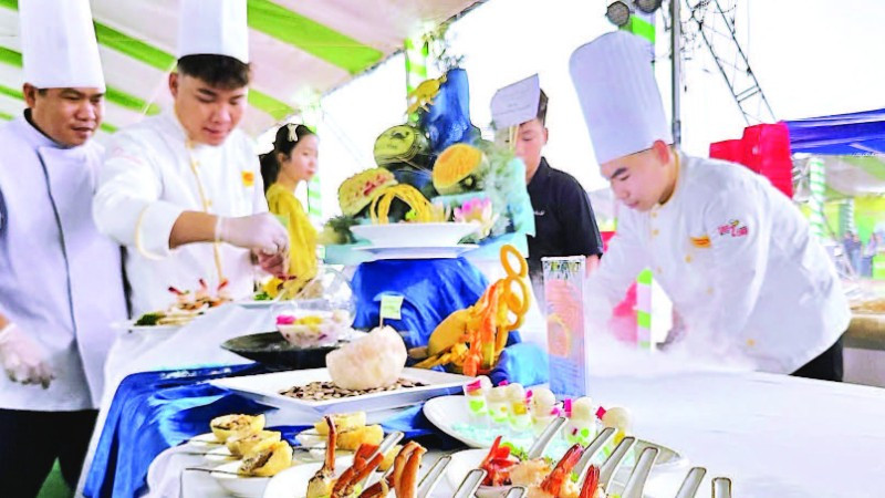 Các đầu bếp tại “Ngày hội tinh hoa văn hóa ẩm thực Cà Mau năm 2025” trổ tài chế biến các món ngon từ cua Cà Mau.