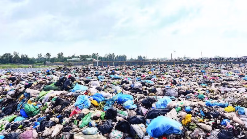Trên địa bàn tỉnh Vĩnh Long chưa có nhà máy xử lý rác vận hành cho nên rác được đổ lộ thiên, gây ô nhiễm môi trường.