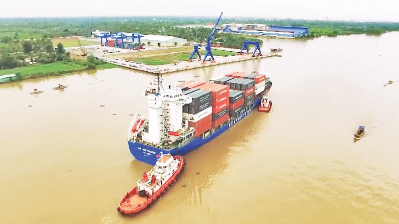 Tàu vận chuyển hàng hóa cập cảng Thốt Nốt, thành phố Cần Thơ.