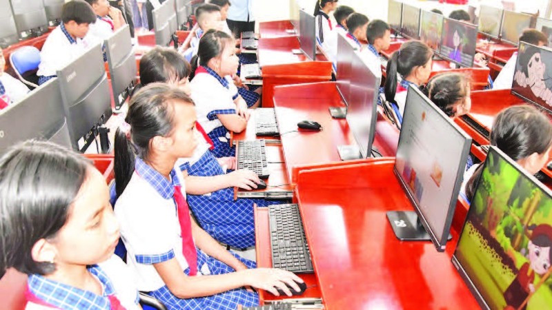 Học sinh Trường tiểu học Nguyễn Thị Tốt, xã Vĩnh Hựu, tỉnh Đồng Tháp thích thú với giờ học trên máy tính.