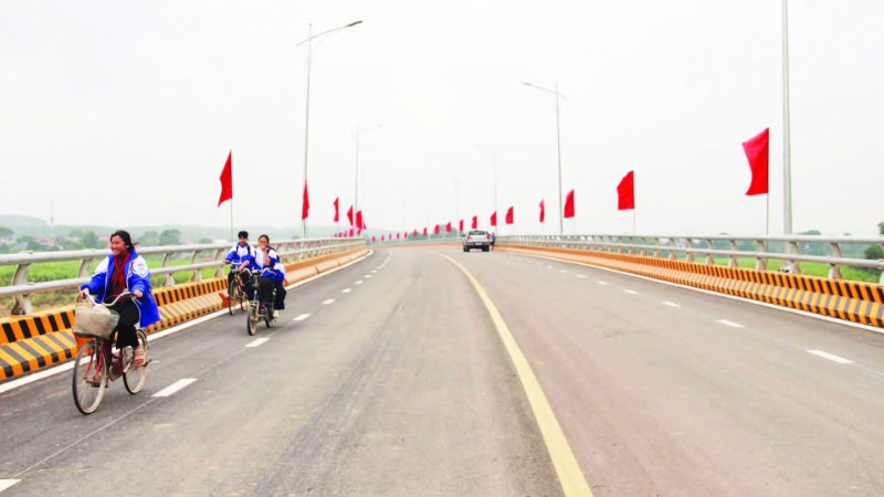 Học sinh đi qua cầu Cẩm Vân tới lớp, tới trường.