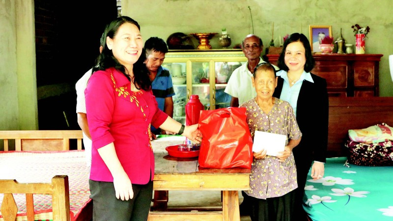 Phó Chủ tịch Ủy ban nhân dân tỉnh Vĩnh Long Nguyễn Thị Bé Mười thăm và tặng quà cho gia đình chị Thạch Thị Sol, xã Cầu Ngang.