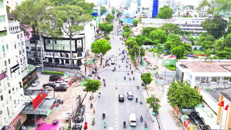 Di dời hạ tầng kỹ thuật phục vụ thi công tuyến Metro Bến Thành-Suối Tiên đoạn qua địa bàn khu vực trung tâm. (Ảnh THẾ ANH)