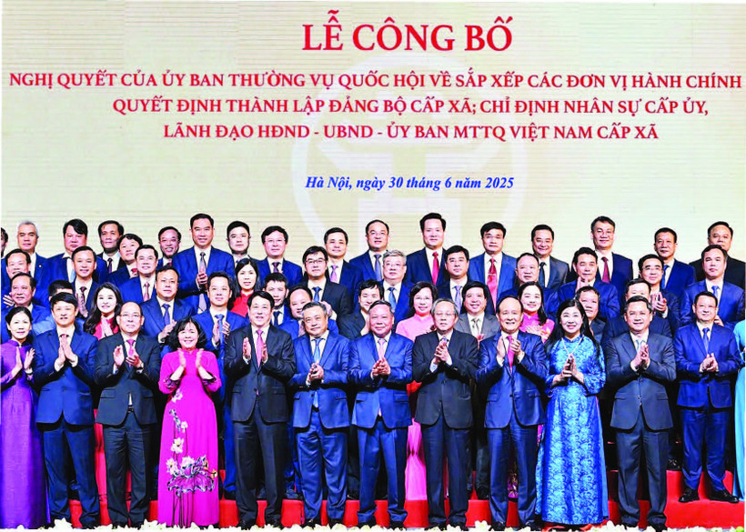 Lãnh đạo Đảng, Nhà nước và Thành ủy Hà Nội chúc mừng các đồng chí cán bộ chủ chốt các xã, phường mới tại Hà Nội.