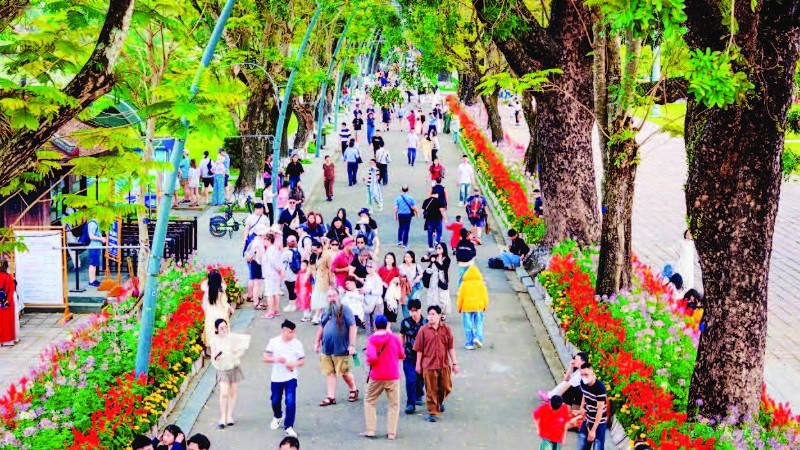 Khách du lịch đến Huế tăng cao trong dịp Tết.