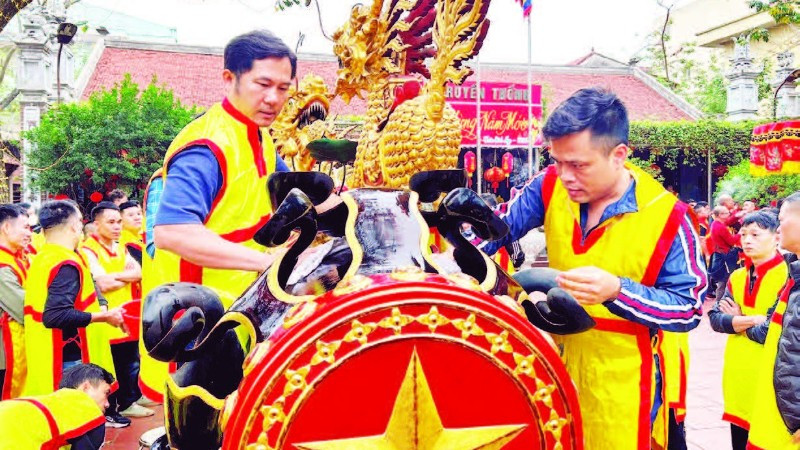 1. Thân pháo được chạm khắc hình Long-Lân-Quy-Phụng với mong muốn năm mới mưa thuận gió hòa. Mỗi quả pháo được trang trí với một đầu hình ngôi sao và một đầu hình trống đồng.