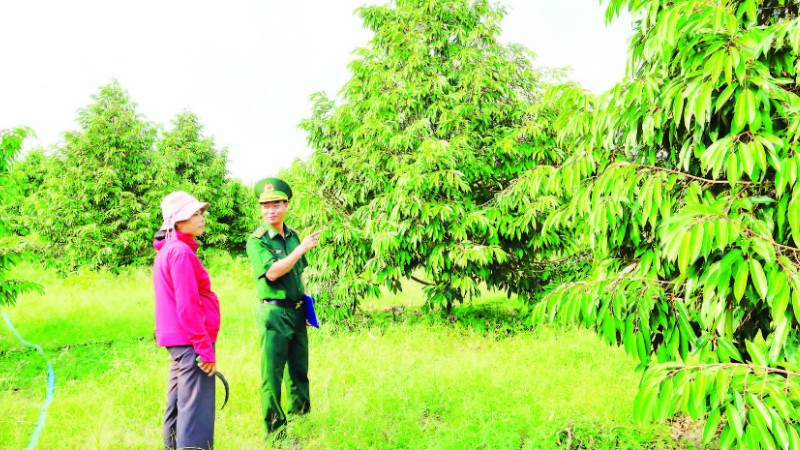 Đảng viên Đồn Biên phòng Tân Thành (Bộ đội Biên phòng tỉnh Đồng Nai) nắm bắt thông tin ở cơ sở.