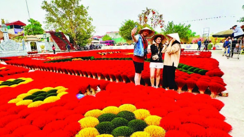 Khách du lịch check-in tại làng tăm hương Quảng Phú Cầu trên cung đường di sản Nam Thăng Long.