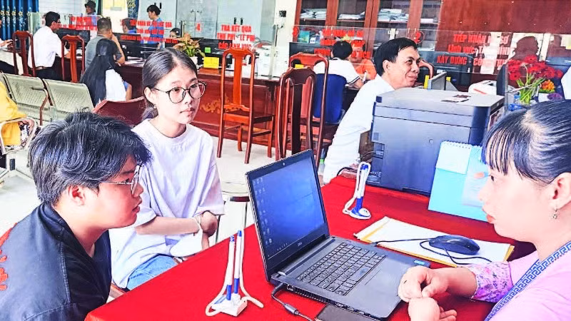 Cán bộ, công chức Trung tâm Phục vụ hành chính công tiếp người dân và doanh nghiệp.