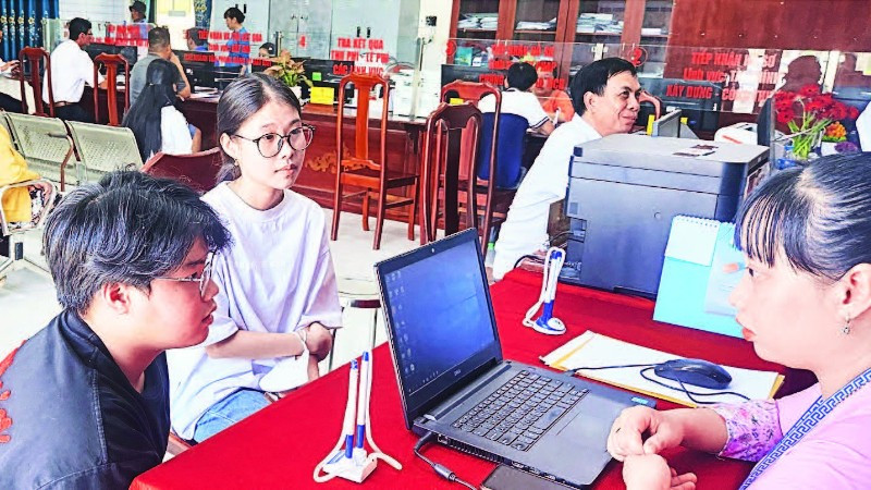 Cán bộ, công chức Trung tâm Phục vụ hành chính công tiếp người dân và doanh nghiệp.