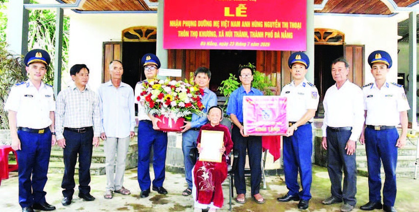 Bộ Tư lệnh Vùng Cảnh sát biển 2 nhận phụng dưỡng Bà mẹ Việt Nam Anh hùng Nguyễn Thị Thoại, thôn Thọ Khương, xã Núi Thành, thành phố Đà Nẵng. (Ảnh NAM TRUNG)