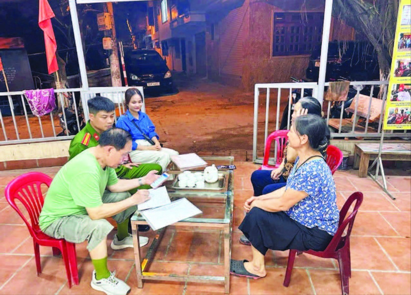 Công an Hà Nội hướng dẫn người dân cài đặt VNeID trên điện thoại.