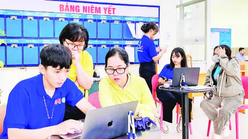 Sinh viên hỗ trợ người dân thực hiện thủ tục hành chính.