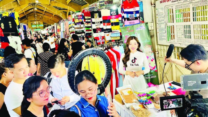 Một hoạt động livestream bán hàng của các KOL tại chợ Bến Thành.