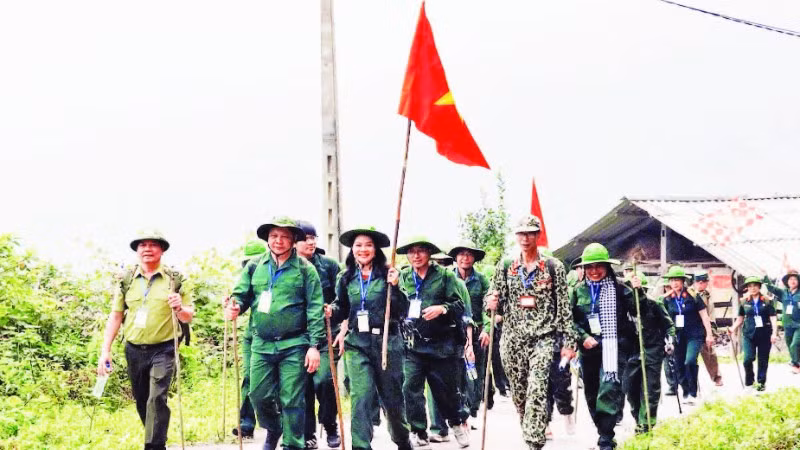 Hàng trăm cựu chiến binh, du khách tham gia chương trình “Hành quân theo bước chân anh” tại xã Thanh Thủy, tỉnh Tuyên Quang.