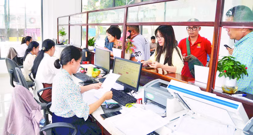 Giải quyết thủ tục hành chính tại Trung tâm Phục vụ hành chính công phường Pleiku.