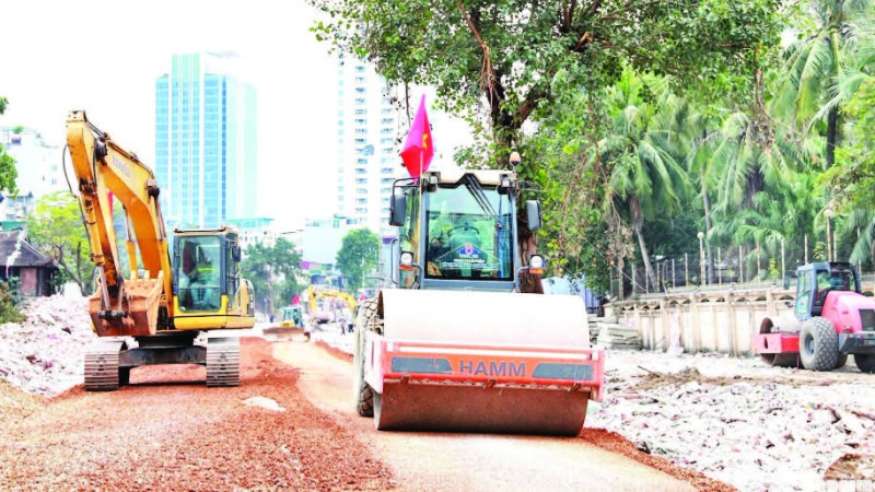 Các đơn vị thi công xây dựng tuyến đường vành đai 1 đoạn Hoàng Cầu-Voi Phục. (Ảnh VIẾT THÀNH)
