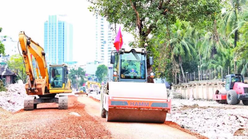Các đơn vị thi công xây dựng tuyến đường vành đai 1 đoạn Hoàng Cầu-Voi Phục. (Ảnh VIẾT THÀNH)