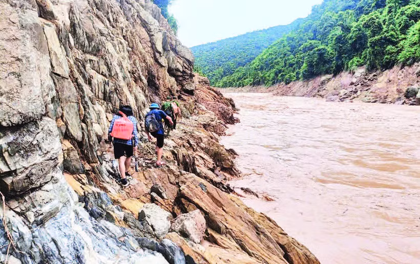 Bộ đội Biên phòng tỉnh Nghệ An cùng chính quyền địa phương hành quân tiếp cận bản Chà Nga, bản xa và khó khăn bậc nhất của xã Mỹ Lý.