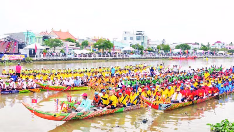 Đua ghe ngo trong Tuần lễ Văn hóa, du lịch gắn với Lễ hội Ok Om Bok.